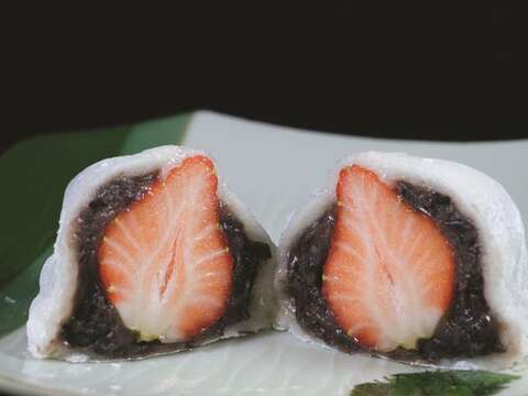 春限定のイチゴ大福は、酸味と甘味のバランスがとれたデザートです。(写真/ Yuskay Huang)