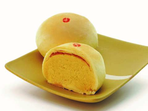 緑豆入り月餅の餡は甘く、香ばしい風味が特徴です。