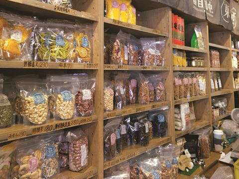 棚には様々な種類のドライフルーツやお菓子がキレイに陳列されています。