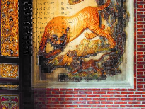 正殿の内壁に描かれた竜虎は、交趾焼きによって繊細な美しさと雄々しい威厳が表現されています。
