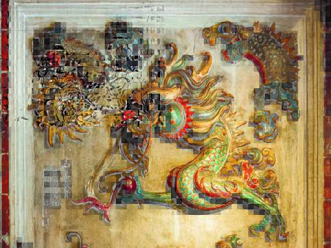 正殿の内壁に描かれた竜虎は、交趾焼きによって繊細な美しさと雄々しい威厳が表現されています。