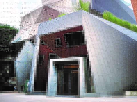 師範大学の美術館は、192.8 枚のチタン製の板を使用しており、台湾初となる360 度全方位から三角形が見える建物です。( 写真 / Yuskay Huang ）