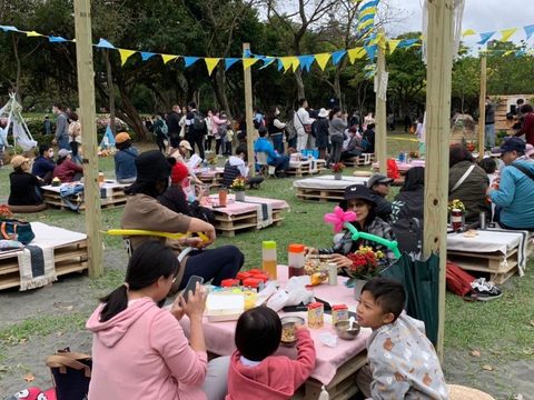 民眾在野餐大安森林公園享受春日午後時光。(圖片來源：臺北市政府觀光傳播局)