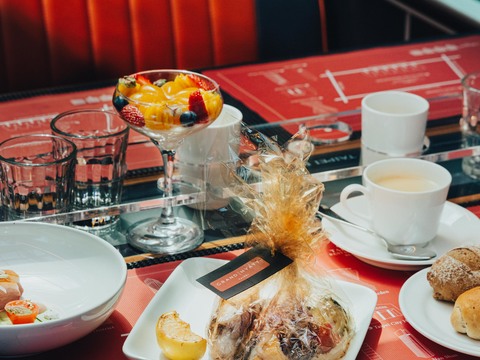 El autobús restaurante de dos pisos de Taipei coopera con el Hotel Grand Hyatt para lanzar comidas de estilo europeo