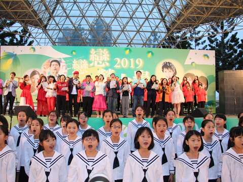 透過戀戀螢火蟲音樂會歌聲喚起市民對螢火蟲復育的認同與共同參與-108年攝(圖片來源：臺北市政府工務局公園路燈工程管理處)