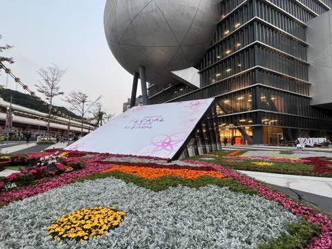 結合台北新地標臺北表演藝術中心與龍骨造型屋頂的劍潭捷運站，城市花毯呈現出一張最美的台北城市明信片。(圖片來源：臺北市政府觀光傳播局)