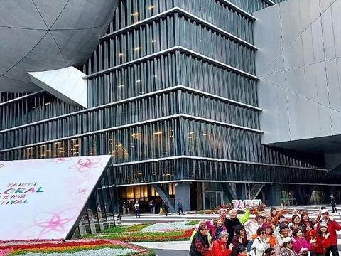 2023台北花節「城市花毯」廣獲好評，民眾在花毯前拍下心目中最美的「城市明信片」。(圖片來源：臺北市政府觀光傳播局)