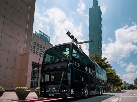 雙層餐車響應推出4月中午包車促銷及5、6月母親節、端午節限時「四人同桌、買三送一」活動，邀請大家品味佳餚時一同暢遊台北。(圖片來源：臺北市政府觀光傳播局)