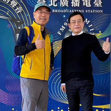 生態紀錄片導演麥覺明（左）接受臺北電臺《永續長報告》節目主持人王鼎鈞（右）專訪。(圖片來源：臺北市政府觀光傳播局)