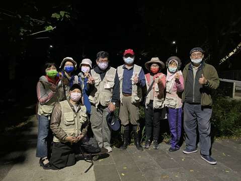 熱情的導護志工(圖片來源：臺北市政府工務局公園路燈工程管理處)