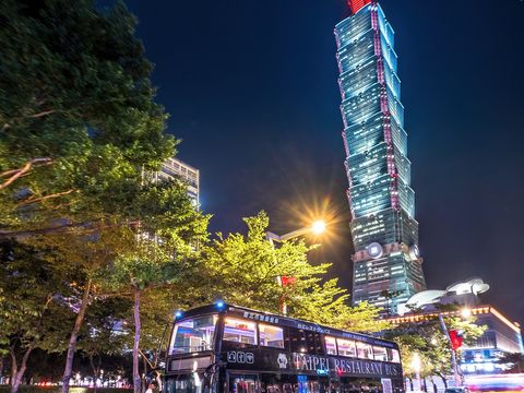 雙層餐車業者加碼推出母親節、端午節限定期間晚餐時段(19:30)的「四人同桌、買三送一」活動(圖片來源：臺北市政府觀光傳播局)