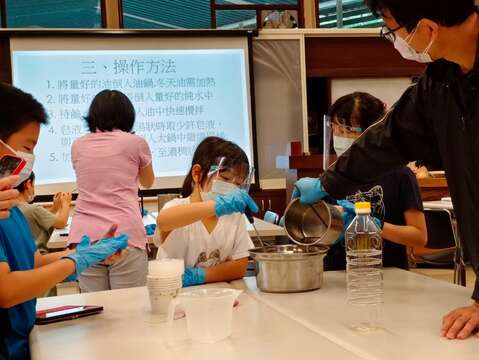 香藥皂DIY(圖片來源：臺北市政府工務局大地工程處)