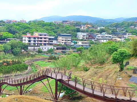 鵝尾山水田最頂處眺望平等農業社區(圖片來源：臺北市政府工務局大地工程處)