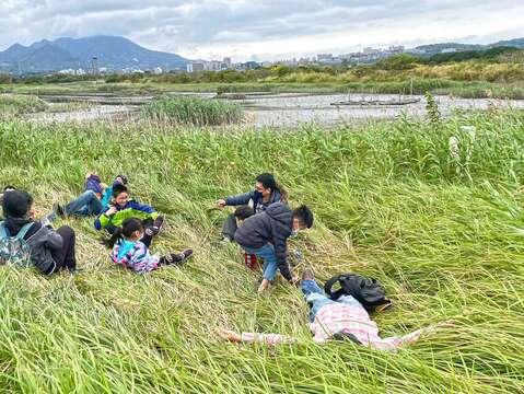 「週末親子環教活動」帶領親子家庭在遊玩與手作中親近濕地，增進親子互動(圖片來源：臺北市政府工務局水利工程處)