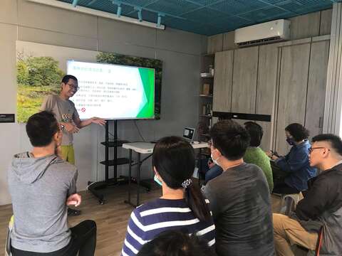 3月的環境講座邀請到資深野外工作者曹家銘來介紹野外安全的相關守則和知識，現場座無虛席。(圖片來源：臺北市政府工務局水利工程處)