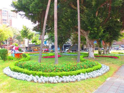 高低層次與不同型態的植栽搭配增加空間趣味性(圖片來源：臺北市政府工務局公園路燈工程管理處)