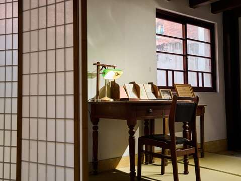 展區二【社群bar】介紹五個各有特色的文學社群，圖為呈現鍾肇政於書房手寫往來的「文友通訊」展間。(圖片來源：臺北市政府文化局)