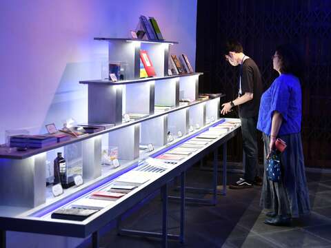 香港作家鄧小樺(圖右)參觀作家選書及伴讀小物。(圖片來源：臺北市政府文化局)