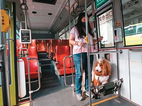 如果是站位,以緊急出口旁的位置優先,可有效阻隔乘車環境對毛孩的干擾,進而影響其他乘客。(攝影/鄒保祥)