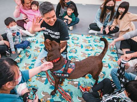 「台灣心輔犬培育團隊」技術長鍾皓羽示範,如何正確地與狗狗進行第一次接觸,建立良好的雙向關係。右:團隊透過體驗活動,讓人們認識浪浪、親身感受牠們的魅力。(攝影/鄒保祥)