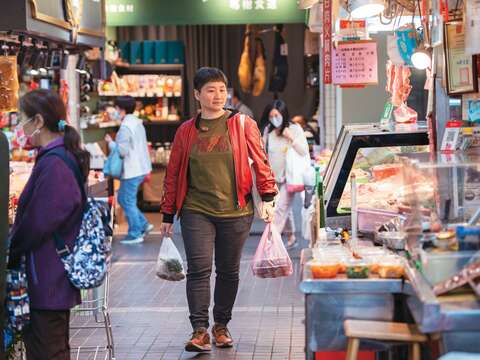 定居天母的霸丸對士東市場的食材品質讚譽有加。 (攝影/李智為)
