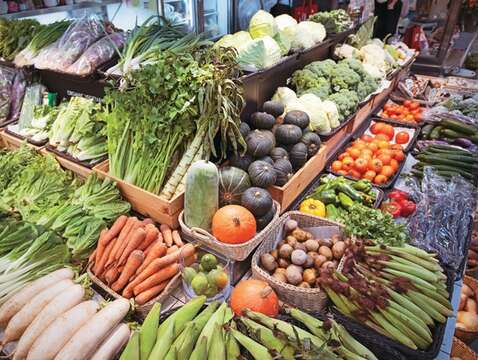琳琅滿目、排列整齊的新鮮食材,方便顧客挑選。(攝影/李智為)
