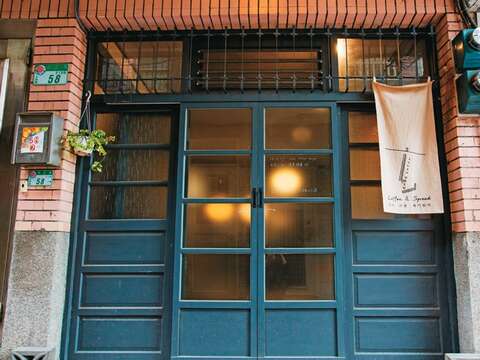 店家入口像祕密基地般,布簾上的「玄」字Logo是通關密語。(攝影/林煒凱)