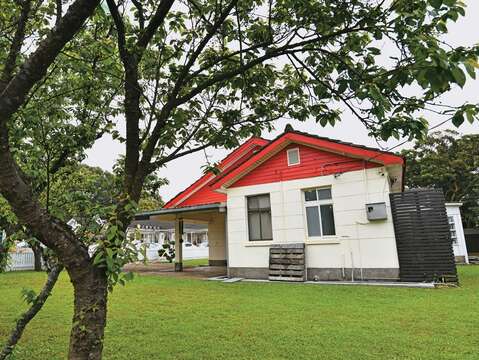 寬廣草坪搭上三角斜板屋舍,陽明山美軍宿舍群保留美國鄉村風情。