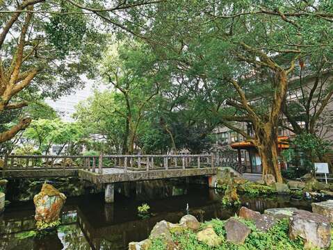 中國風建築加上小橋流水庭園風格，漫步文化大學校園中能感受到寧靜與雅致的愜意。