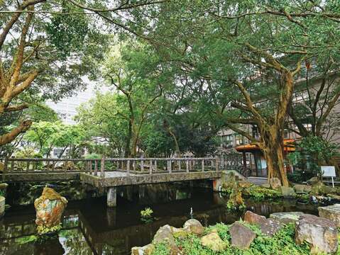 中國風建築加上小橋流水庭園風格,漫步文化大學校園中能感受到寧靜與雅致的愜意。