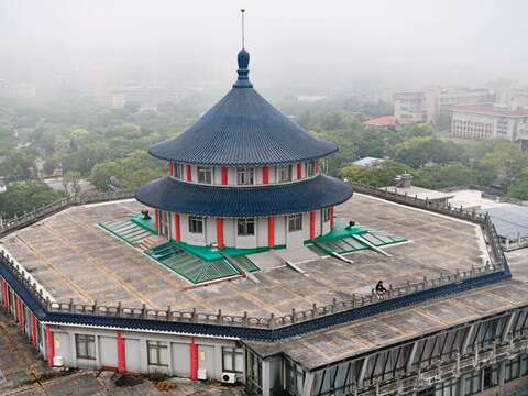中國風建築加上小橋流水庭園風格,漫步文化大學校園中能感受到寧靜與雅致的愜意。 (2)