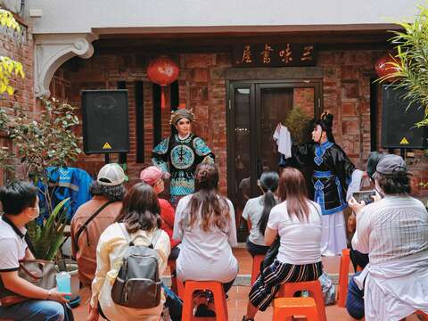 戲春大稻埕依空間屬性規畫不同演出，像是在三進老宅的天井，就很適合搬演歌仔戲。（圖／大稻埕創意街區發展協會）