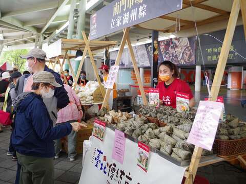 挑選市場美食的民眾(圖片來源：產業發展局-臺北市市場處)