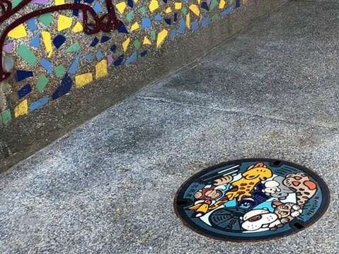 The installation of Phase II manhole covers featuring distinctive Taipei features has been completed. The picture shows the special manhole cover of Wenshan District – Animal Discovery Journey
