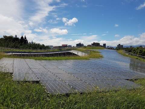 臺北典藏植物園於2007年獲得鑽石級綠建築殊榮，圖為屋頂節能的太陽能板。(圖片來源：臺北市政府工務局公園路燈工程管理處)