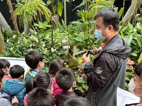 臺北典藏植物園提供民眾多樣課程及導覽解說服務。(圖片來源：臺北市政府工務局公園路燈工程管理處)