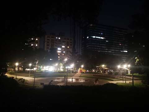 榮星花園公園夜晚(圖片來源：臺北市政府工務局公園路燈工程管理處)