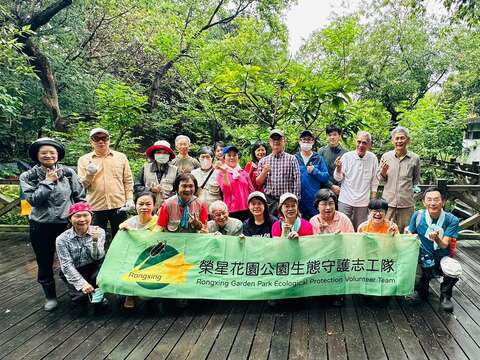 賞螢季期間，志工夥伴們都很踴躍參與本月工作日(圖片來源：臺北市政府工務局公園路燈工程管理處)