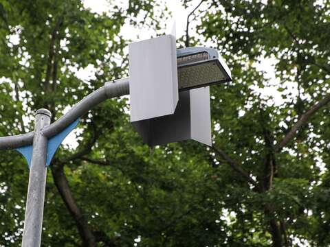 加裝遮光板才不會影響螢火蟲(圖片來源：臺北市政府工務局公園路燈工程管理處)