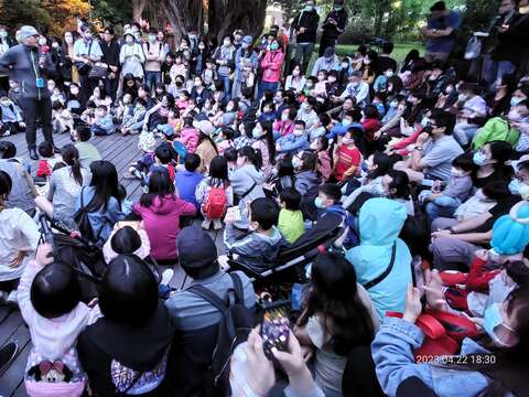 深受民眾歡迎的螢火蟲導覽解說活動(大安基金會提供)