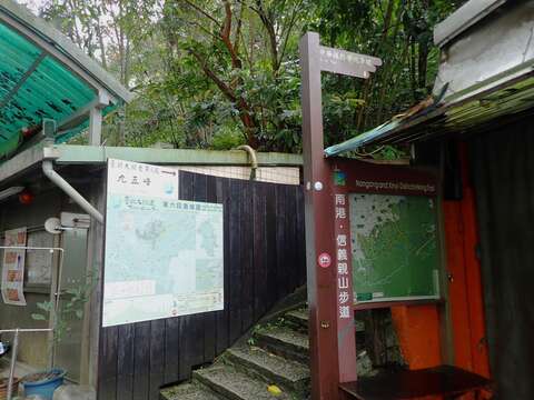 中華技術學院步道口貼有臺北大縱走路線圖。(圖片來源：臺北市政府工務局大地工程處)