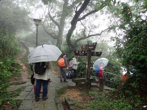 此處是昔日先民沿大嶺古道跨越南港山必經之路，叉路往下即可抵達北興宮。(圖片來源：臺北市政府工務局大地工程處)
