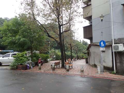解散點--北興宮旁小公園發送參加民眾紀念品。(圖片來源：臺北市政府工務局大地工程處)
