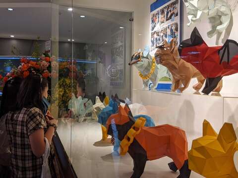 八年級學生在動物3D紙模創作中，發揮想像力和創造力。(圖片來源：臺北市青少年發展暨家庭教育中心)
