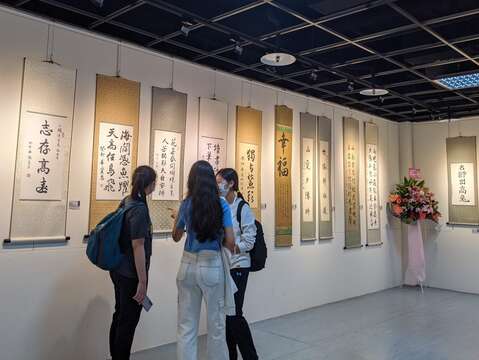 展覽匯集國小至高中部學生、老師及家長的藝術創作及書法作品，展現濃厚藝文氣息。(圖片來源：臺北市青少年發展暨家庭教育中心)