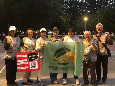 志工在賞螢季期間宣傳第七期志工招募。(圖片來源：臺北市政府工務局公園路燈工程管理處)