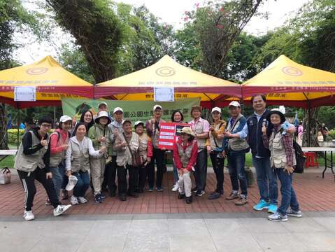 志工配合行仁里辦公處舉辦母親節園遊會，進行環教擺攤及招募第七期志工。(圖片來源：臺北市政府工務局公園路燈工程管理處)