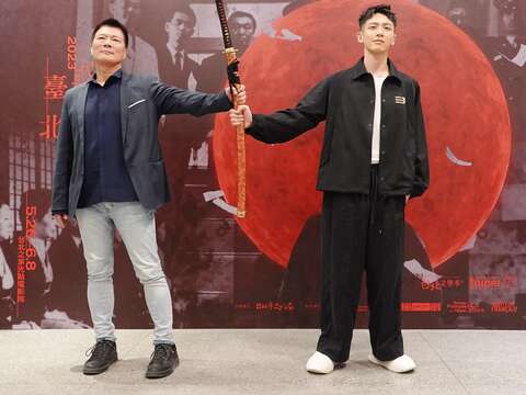 臺北市政府文化局長蔡詩萍贈武士刀給影展嘉賓柯震東，象徵導演事業一路上披荊斬棘(圖片來源：臺北市政府文化局)