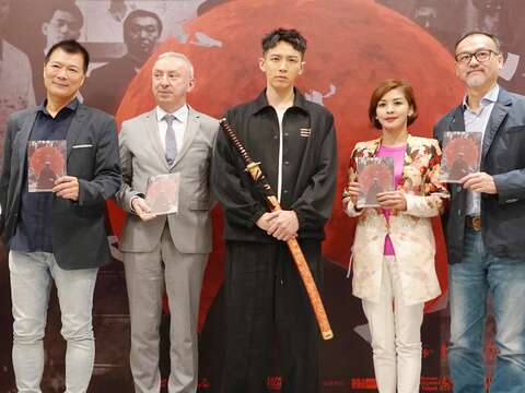 左起，法協處長雷詩雅、策展人楊元鈴、文化局長蔡詩萍、法協主任公孫孟、影展嘉賓柯震東、台灣電影文化協會執行長陳伯任、開幕片發行商佳映娛樂劉嘉明總經理(圖片來源：臺北市政府文化局)