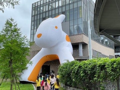 「未來‧穿梭‧兔子洞」現身台北市文山區永建國小，鼓勵學童勇敢往人生不同道路打拼。(圖片來源：臺北市政府觀光傳播局)